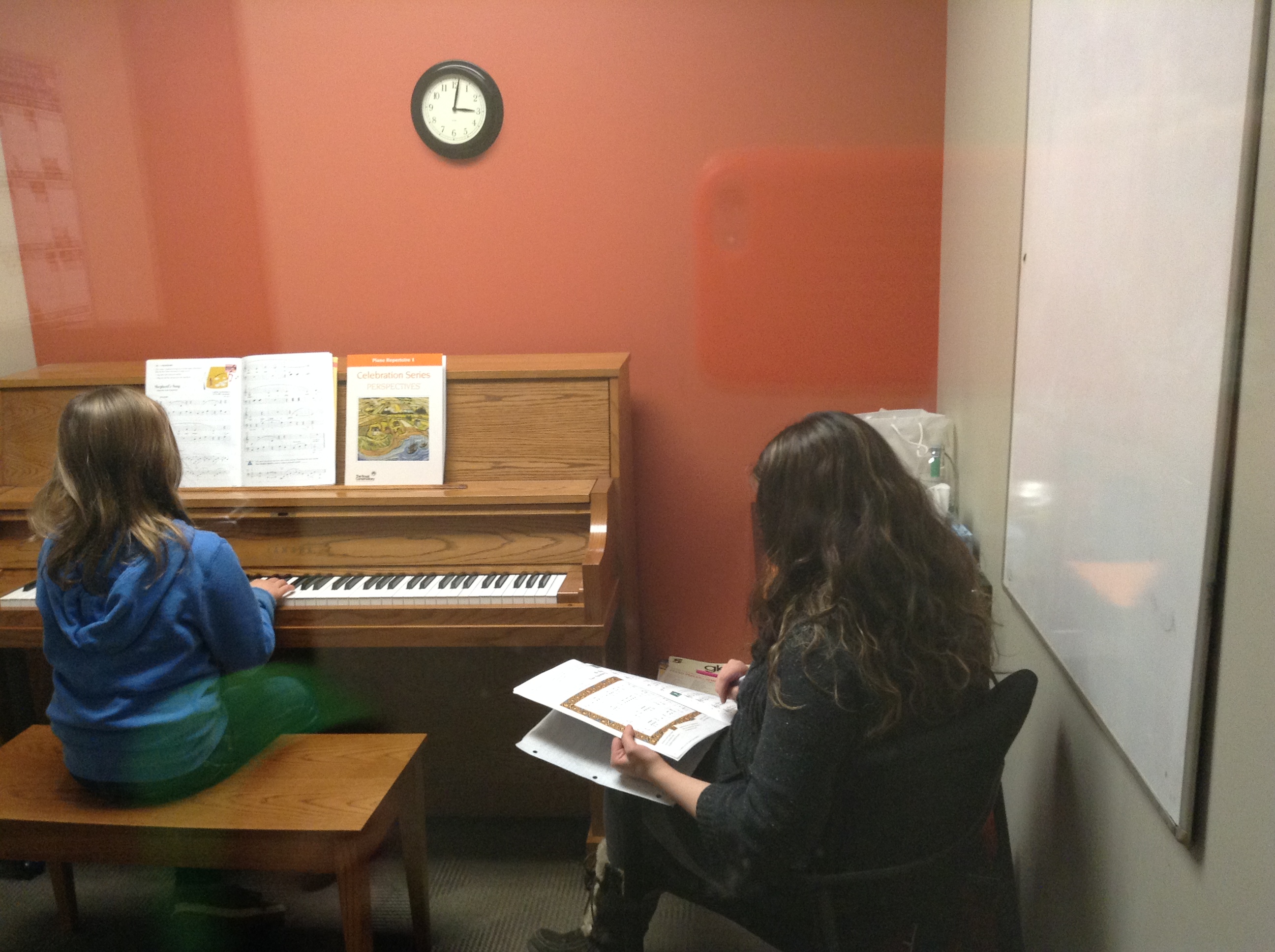 Madelyn learning to play piano: how kids can get an musical education